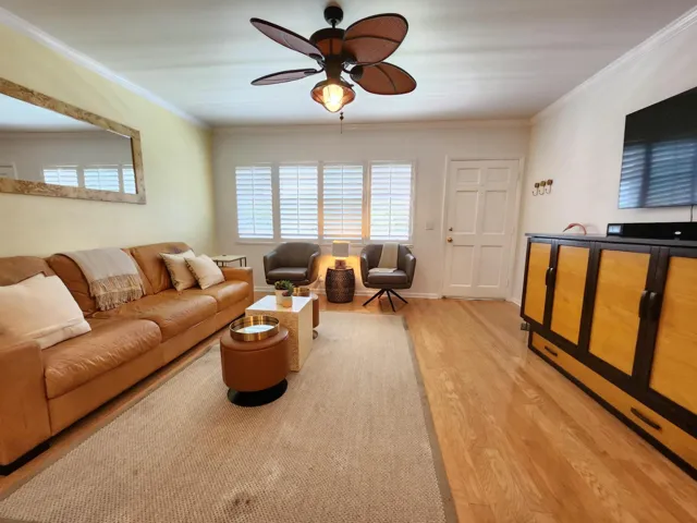 CLEAN & BRIGHT MAIN LIVING AREA