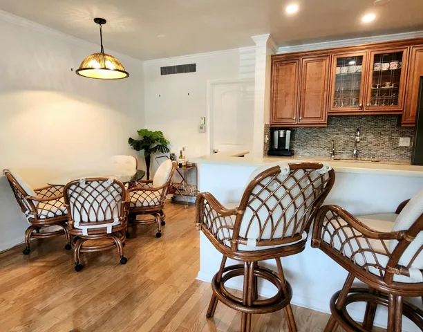 BAR & DINING AREA
