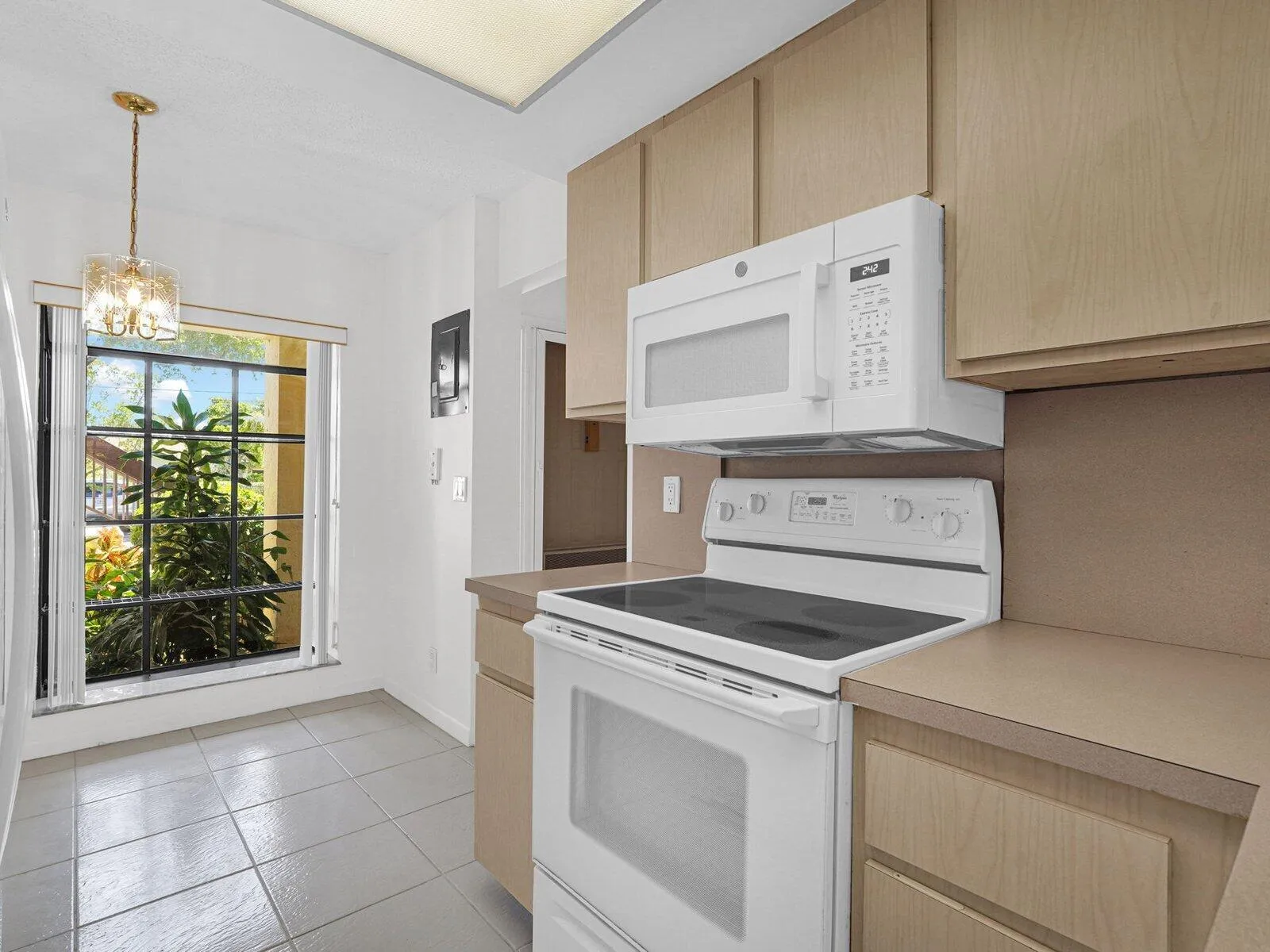 Kitchen w/ Breakfast Nook