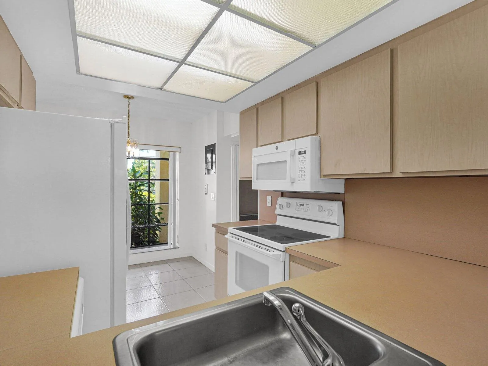 Kitchen w/ Breakfast Nook