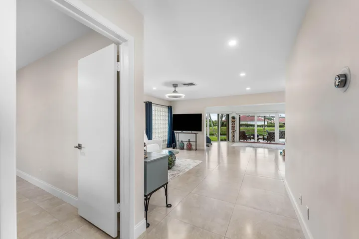LIGHT, SPACIOUS AND BRIGHT!