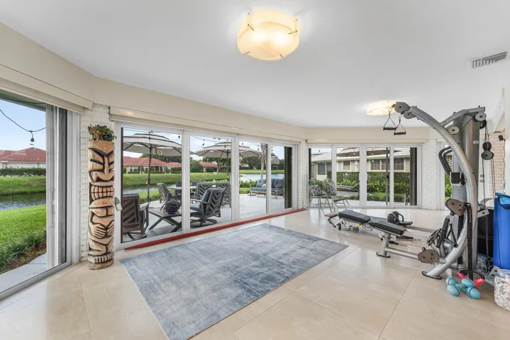 OVERSIZED FAMILY ROOM!