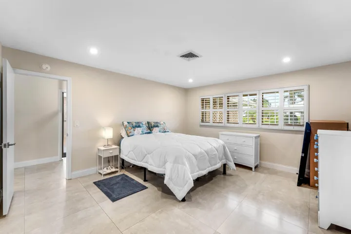 VERY LARGE MASTER BEDROOM!