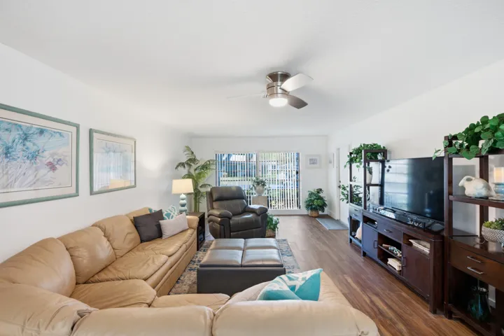 10325 good tv room