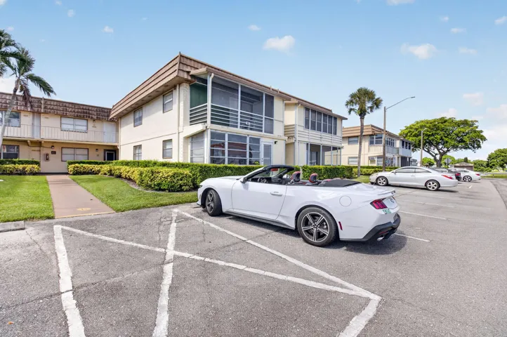 ENJOY THE FLORIDA LIFESTYLE HERE IN KINGS POINT