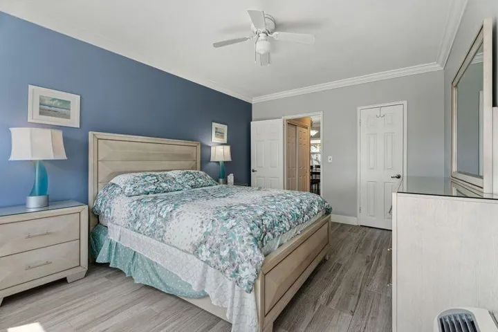 Has walk in closet