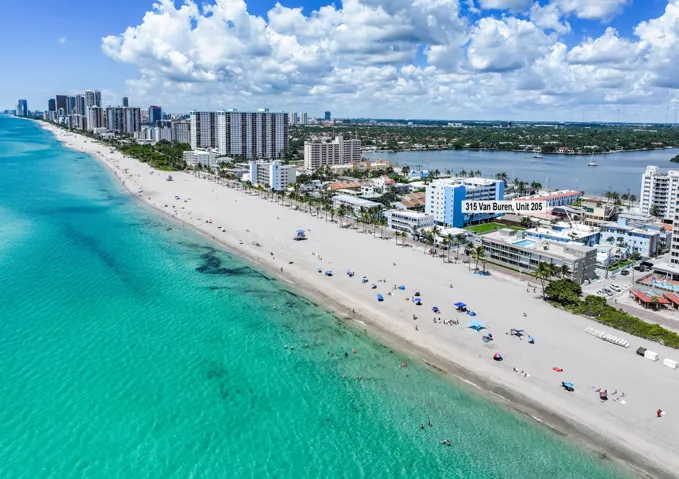 Steps to the sand and the beautiful Hollywood beach and Broadwalk