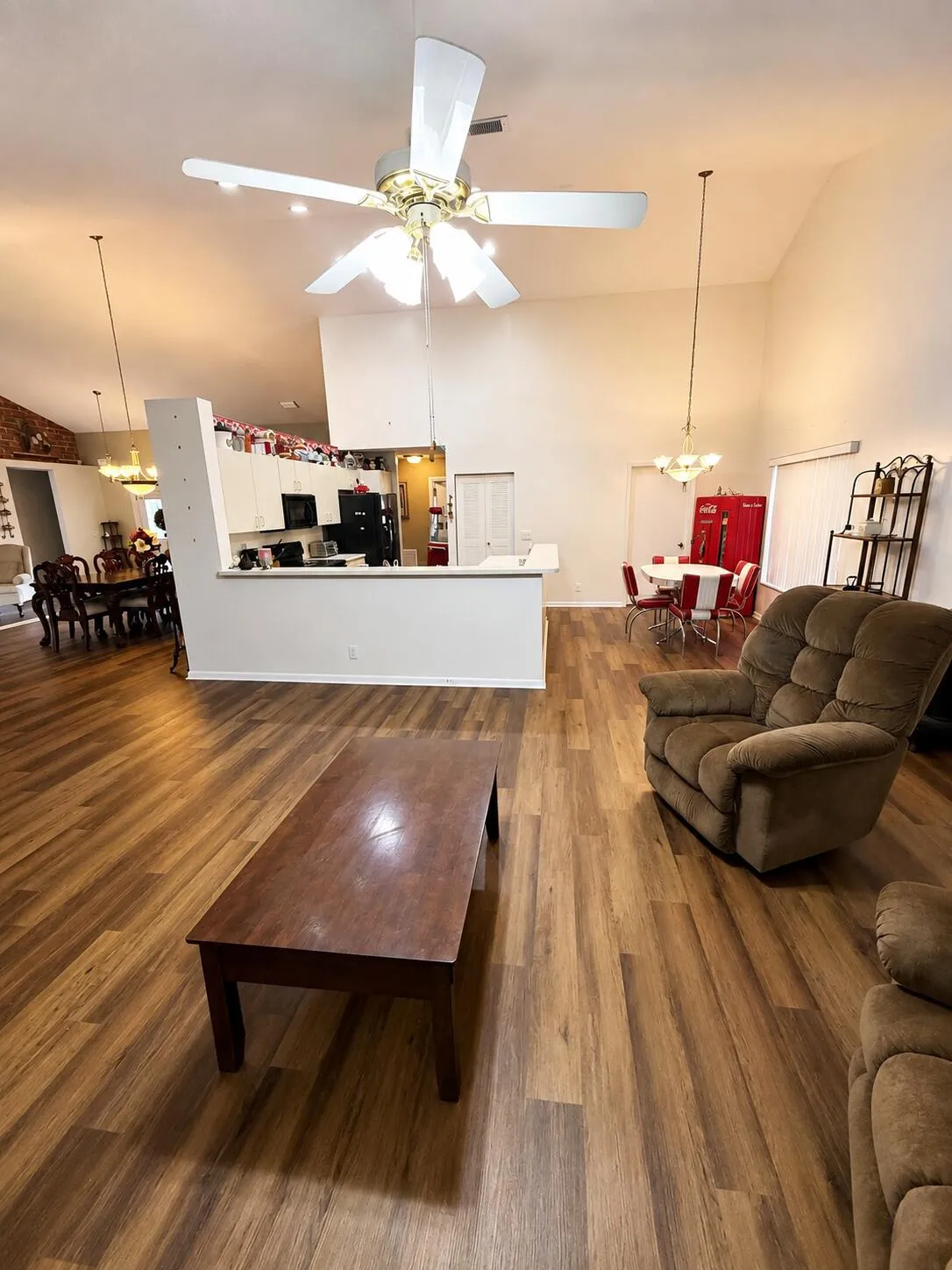Living room/ Kitchen area