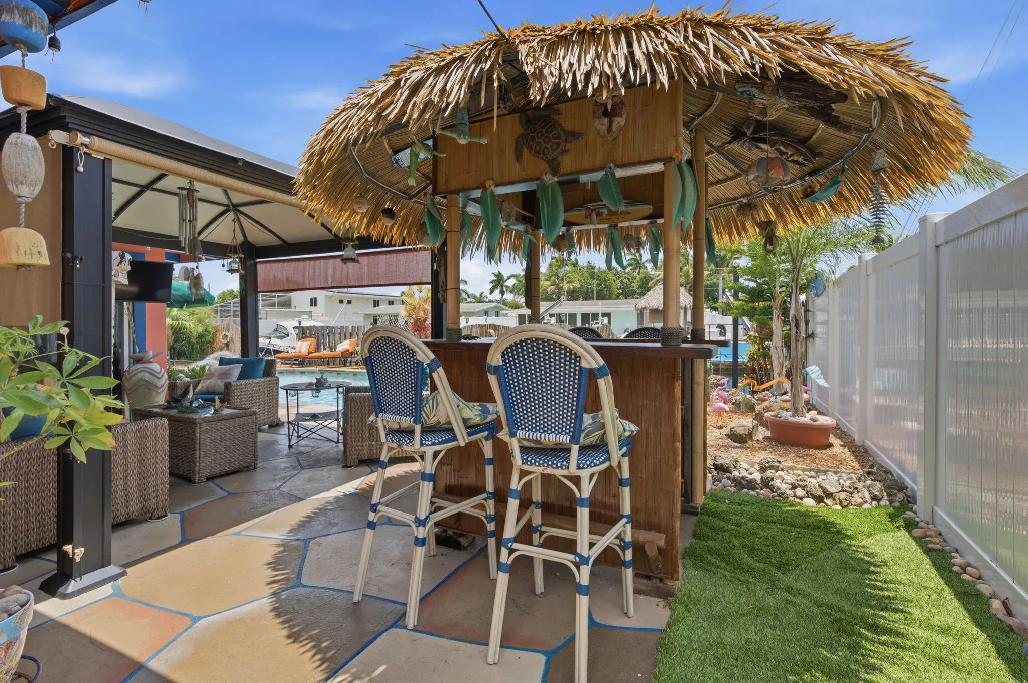 Tiki Hut is included!