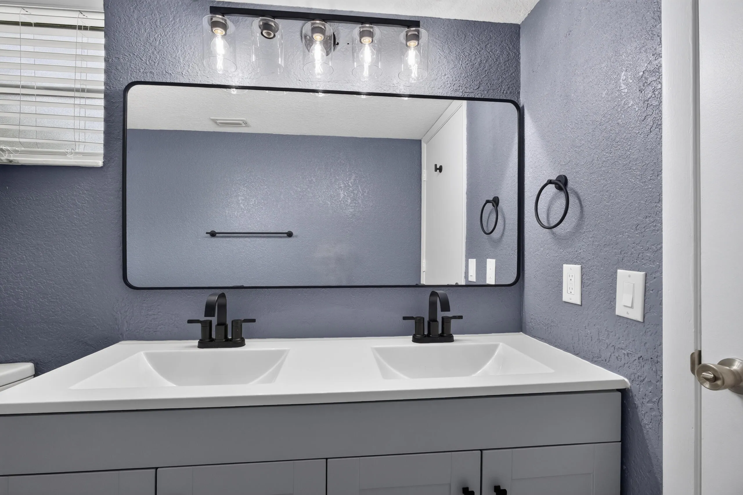 Dual sinks.