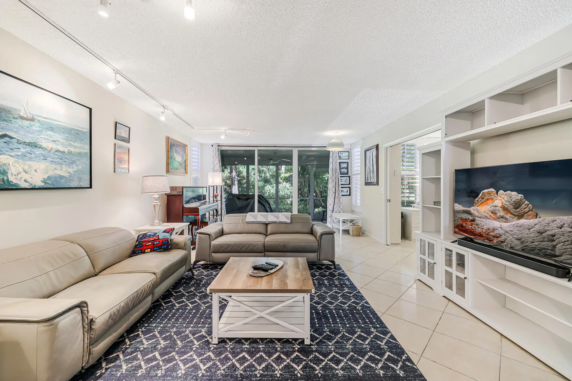 Very spacious living room