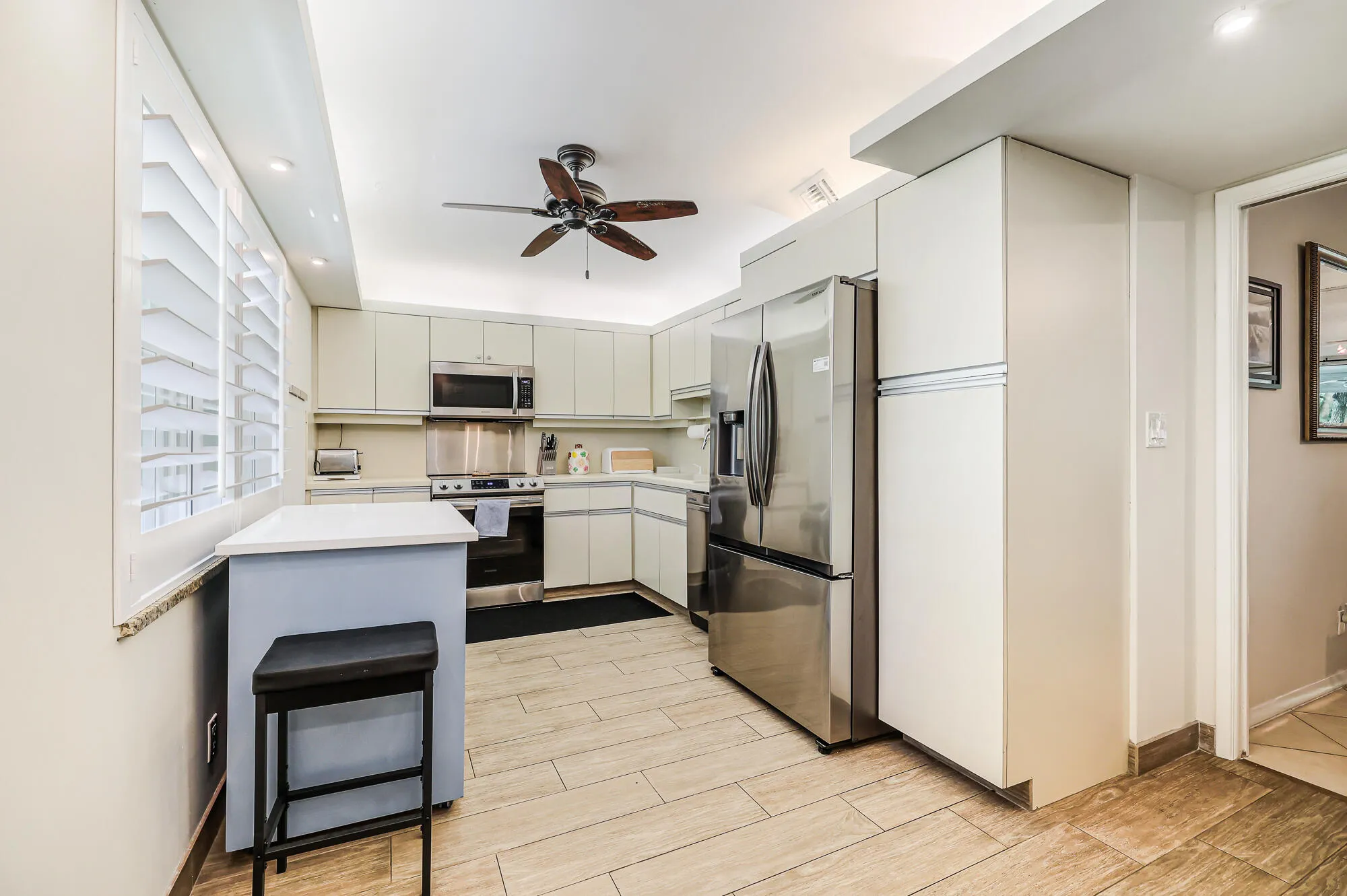 Kitchen w/ss appliances