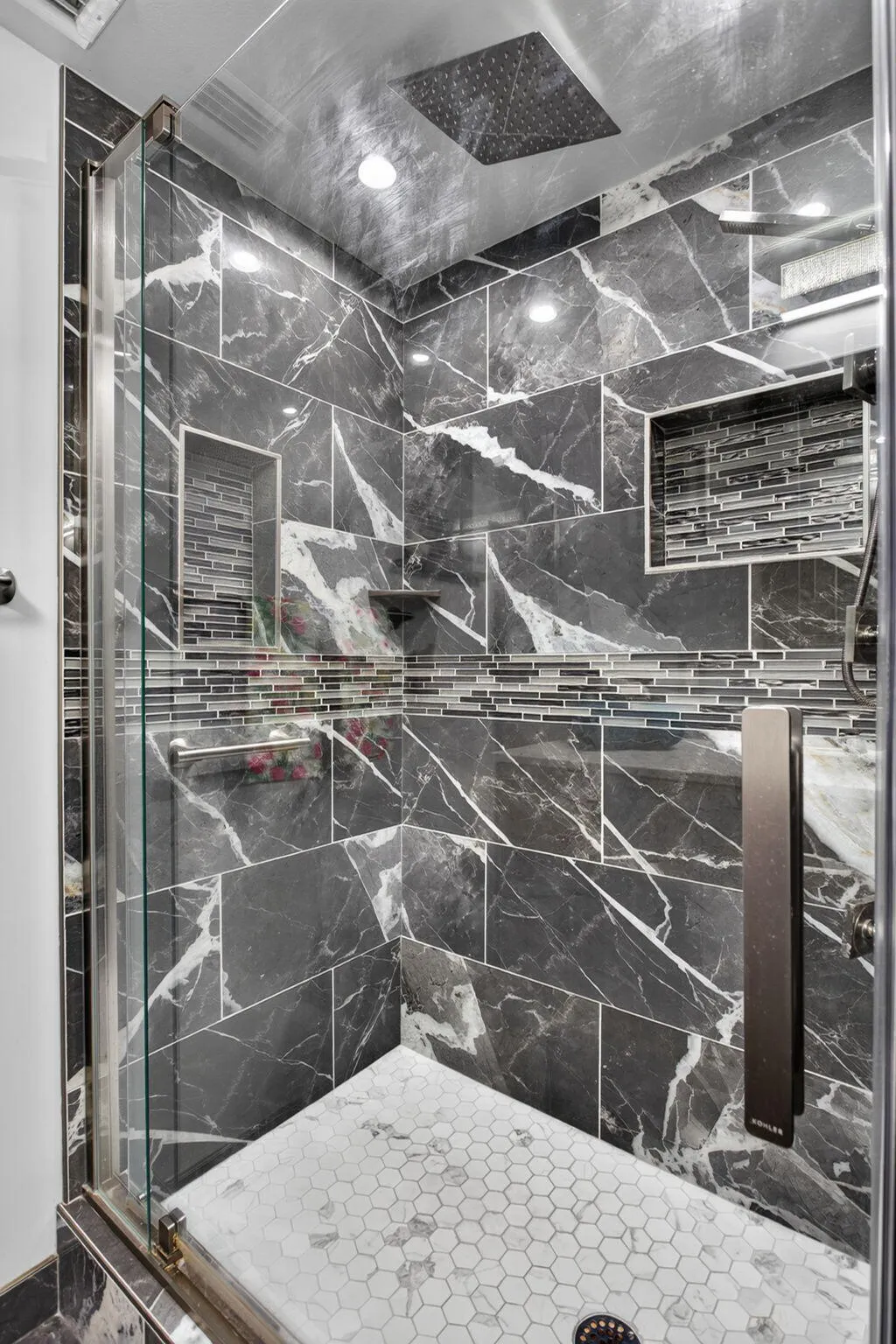 NEW stall shower boasts extra body jets to wash away your worries. Pretty inlays and pebble flooring.