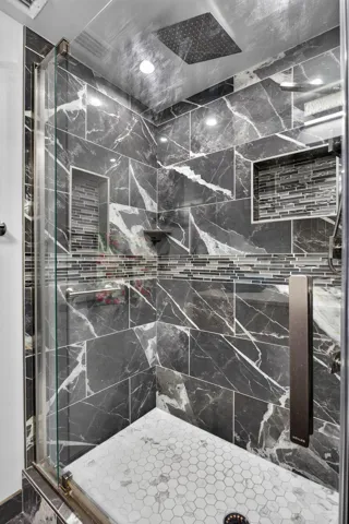 NEW stall shower boasts extra body jets to wash away your worries. Pretty inlays and pebble flooring.