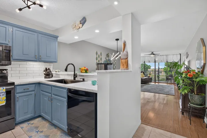 Extra large pass-thru to dining room for easy serving and clean up. PARTY perfect!