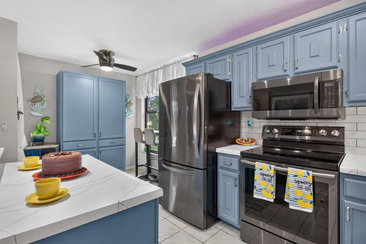Beautiful 30" cabinets with crown molding. Above and under cabinets lighting too.