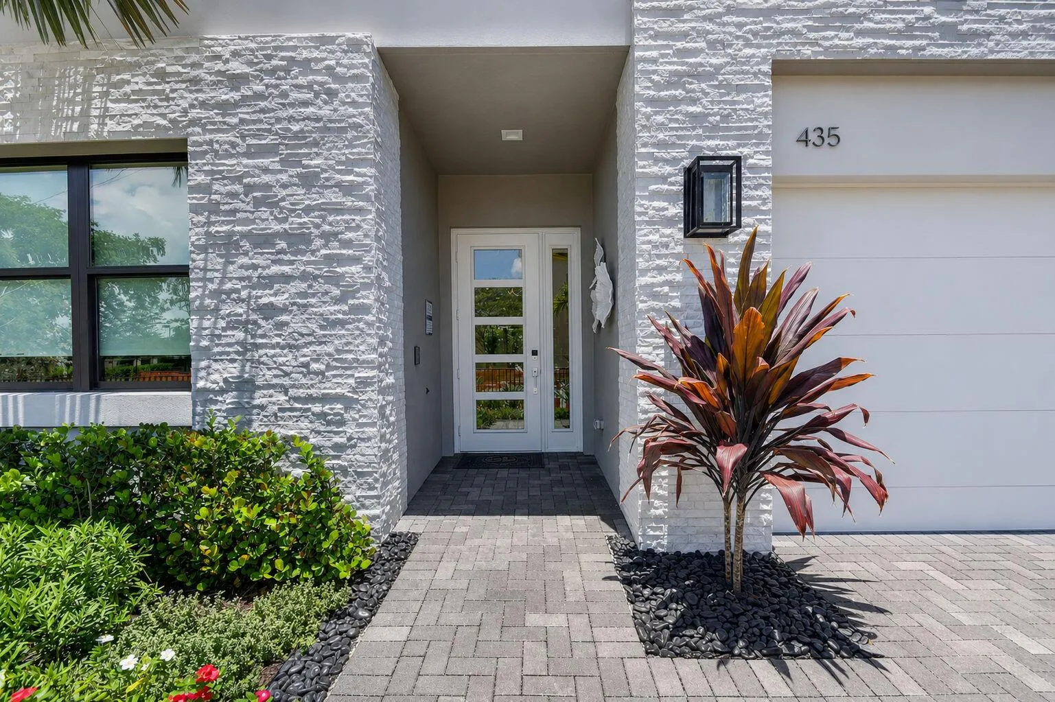 Photos shown are of the builder's model home and are for illustrative purposes only. Actual home, finishes, features, colors, and selections may vary.