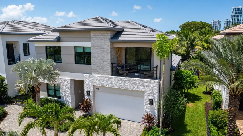 Photos shown are of the builder's model home and are for illustrative purposes only. Actual home, finishes, features, colors, and selections may vary.