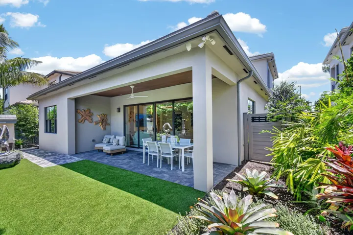 Photos shown are of the builder's model home and are for illustrative purposes only. Actual home, finishes, features, colors, and selections may vary.
