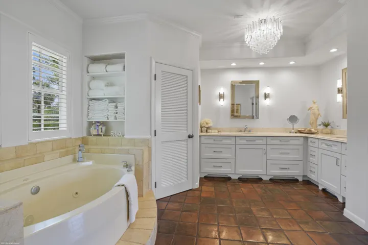 Primary En-Suite (hers)