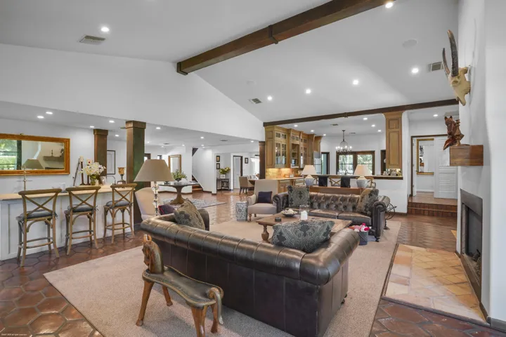 Living Room & Bar