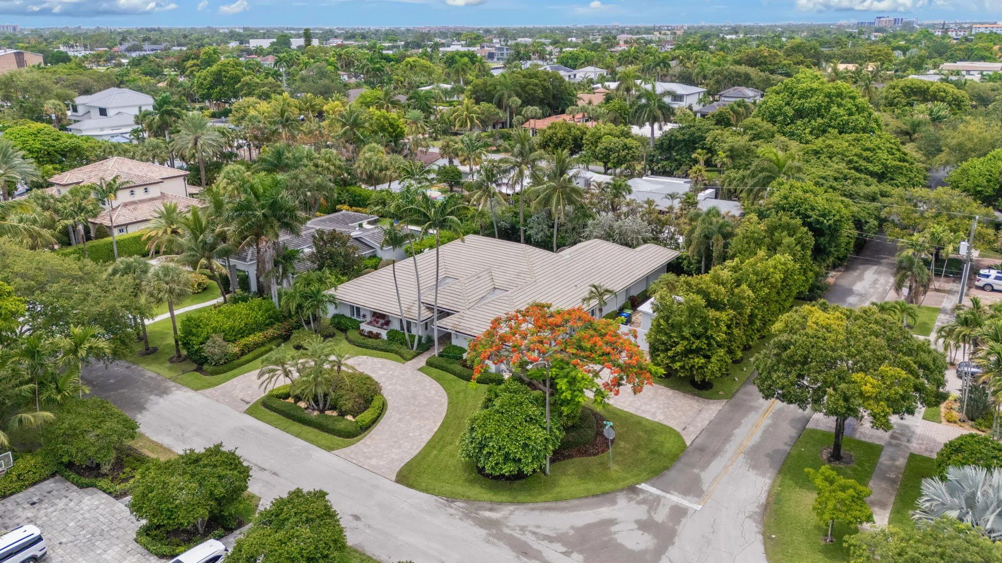52-web-or-mls-2517 NE 13th St, Fort Laud