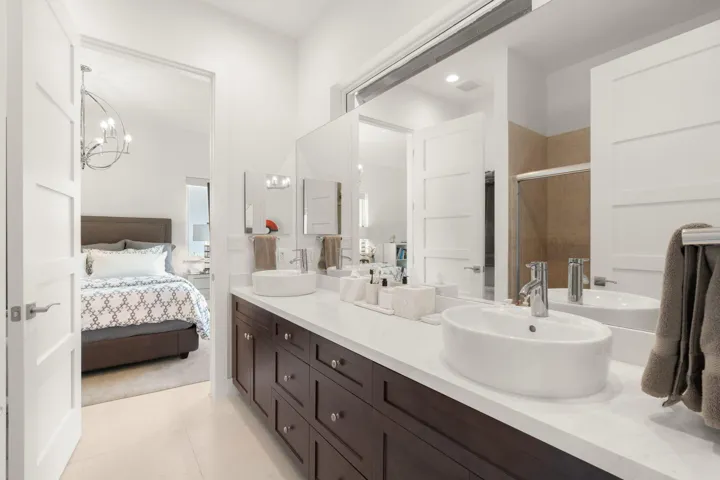 27-web-or-mls-2517 NE 13th St, Fort Laud