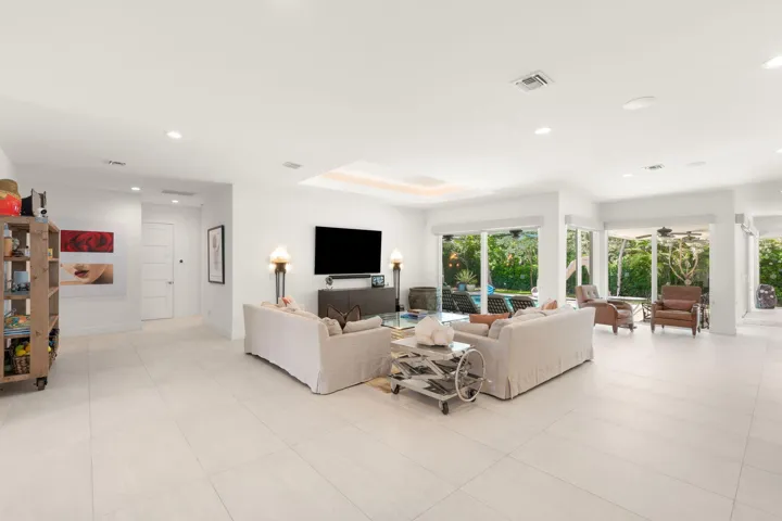 15-web-or-mls-2517 NE 13th St, Fort Laud
