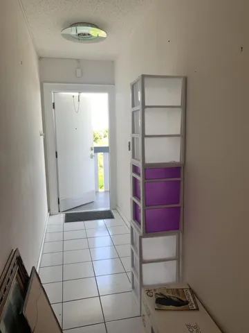 Foyer (non-existent in regular size 2-bedrooms)