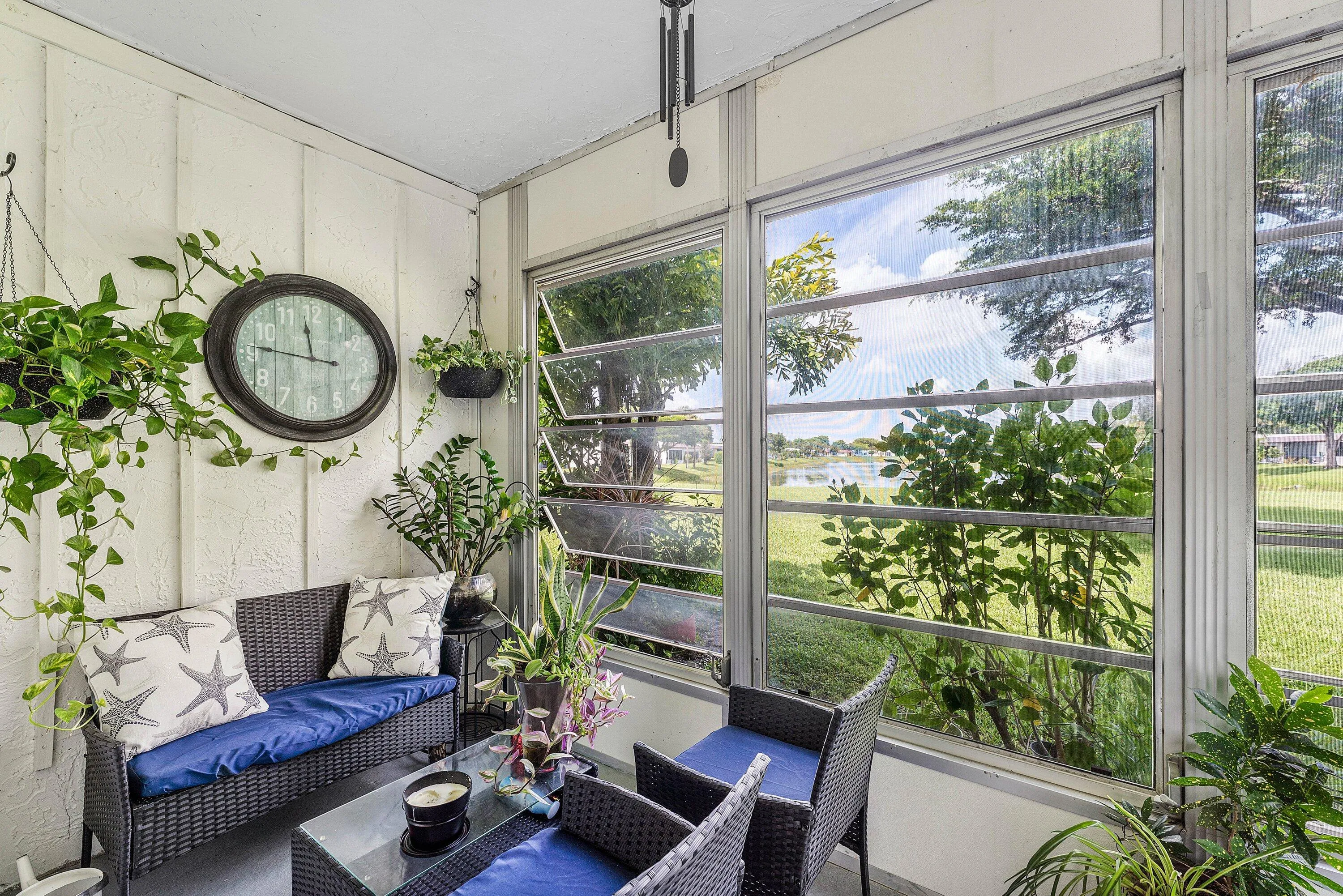 With a cup of coffee in the morning or a glass of wine in the evening and watch the calming water in the lake.