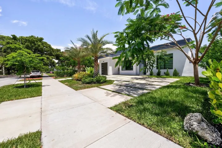 009-008-Front Yard-1500x1000