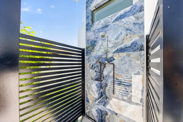 085-014-Outdoor Shower-1500x1000