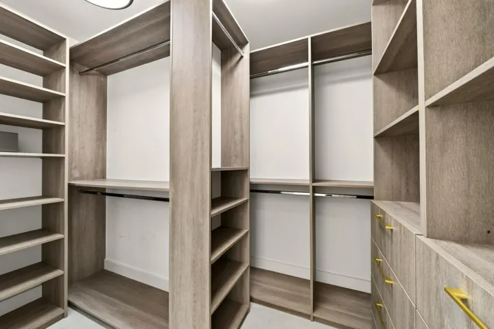 065-061-Primary Closet-1500x1000