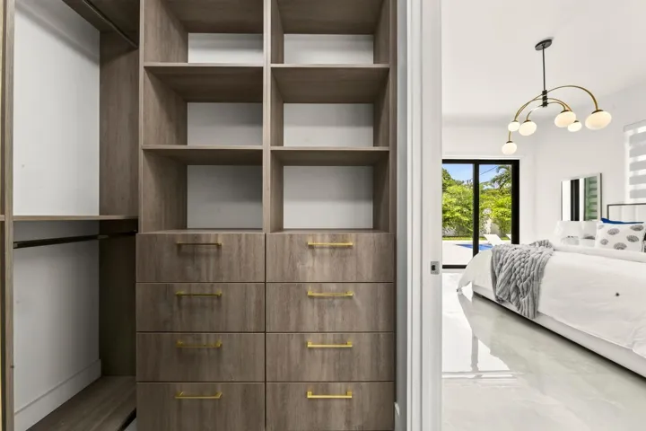 064-057-Primary Closet-1500x1000