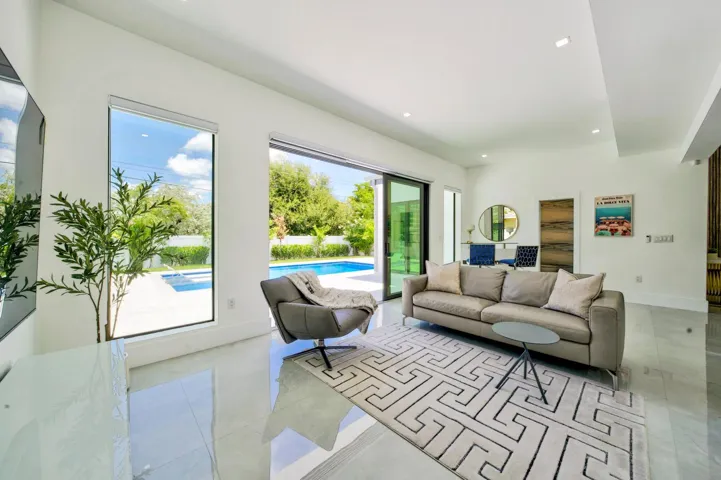 068-084-Family Room-1500x999