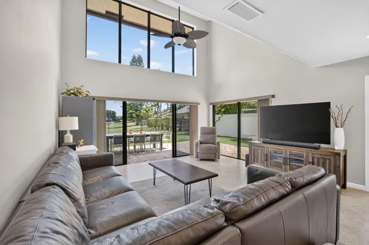Living - 2833 SW 6 St., Delray Bch