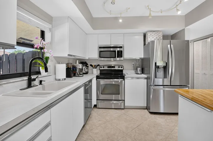 Kitchen - 2833 SW 6 St., Delray Bch