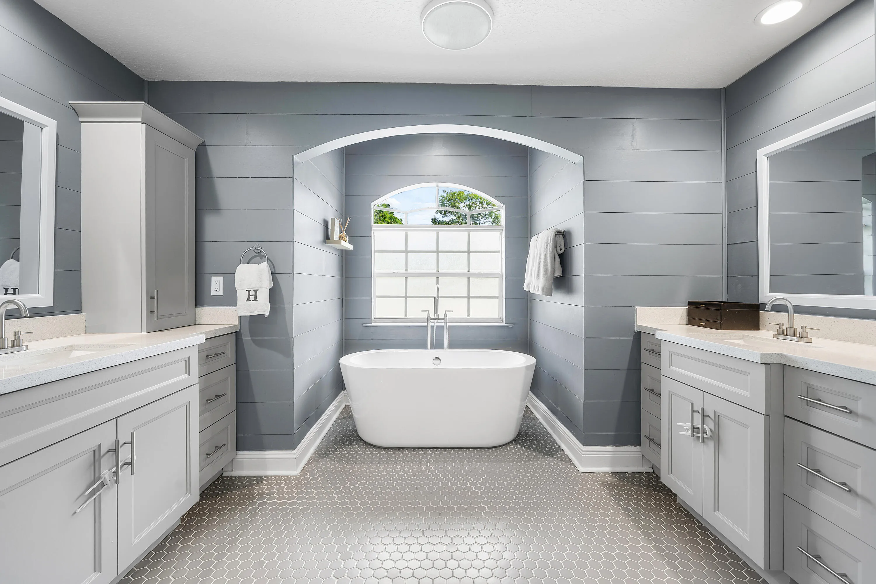primary/suite bathroom
