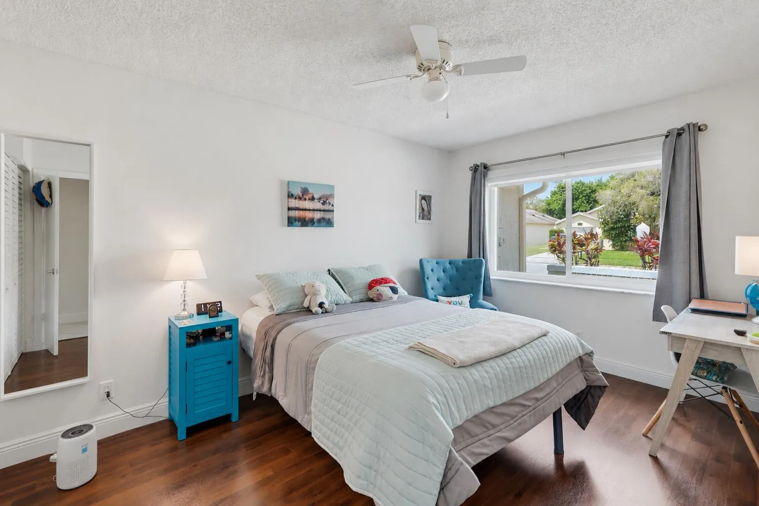 Double impact windows and ceiling fan. Upgraded closet doors