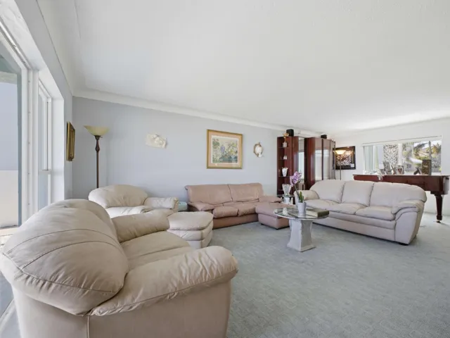 Large enough LR to put a grand piano or additional dining area