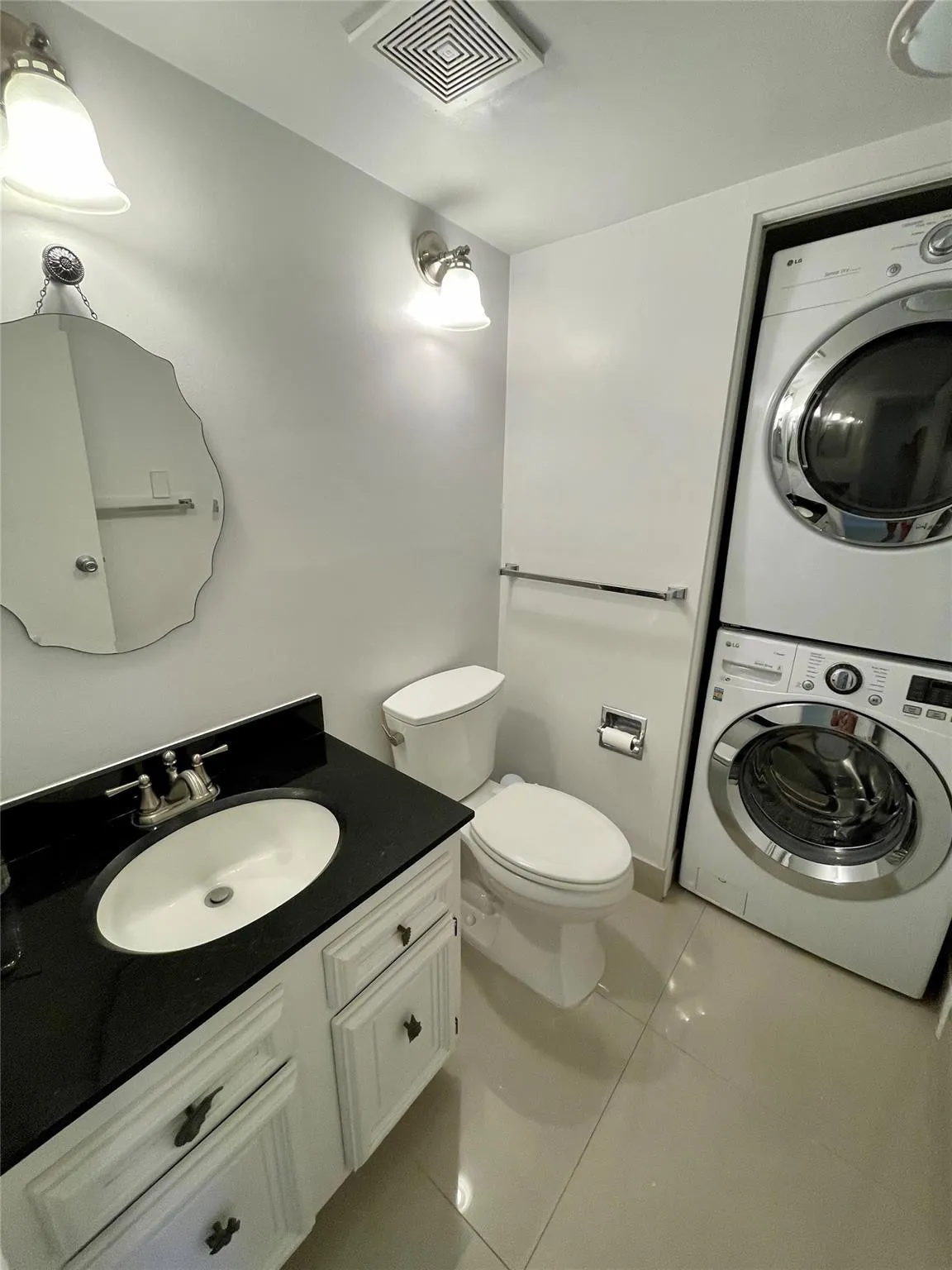1/2 bath w/W/D