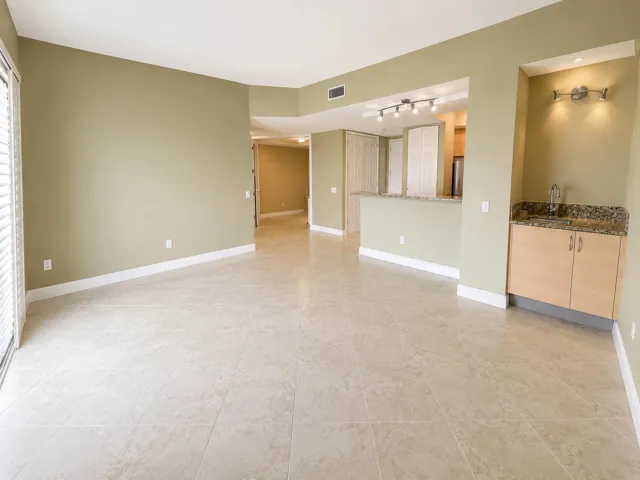 Living area with wet bar
