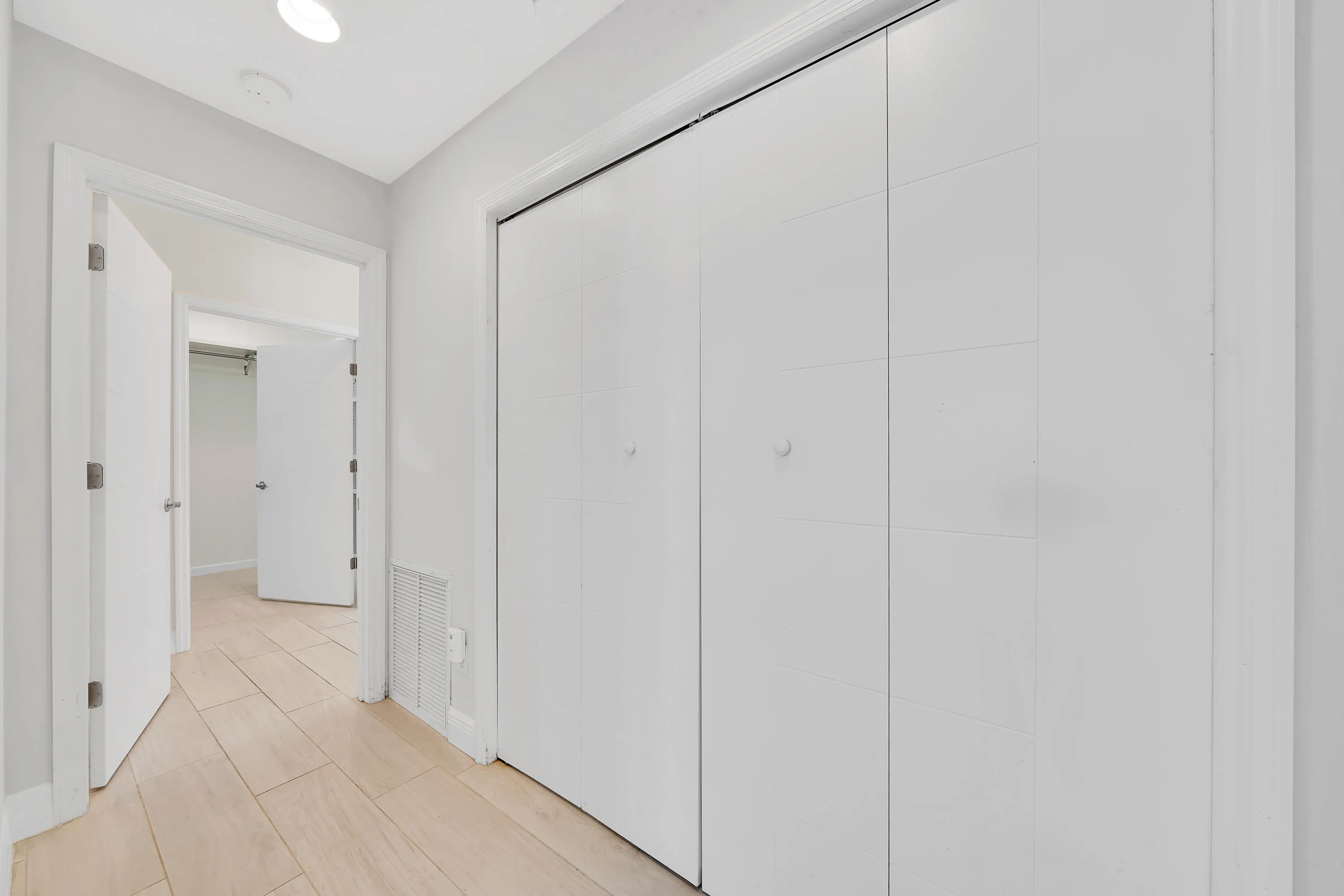 11 Laundry Closet (1)