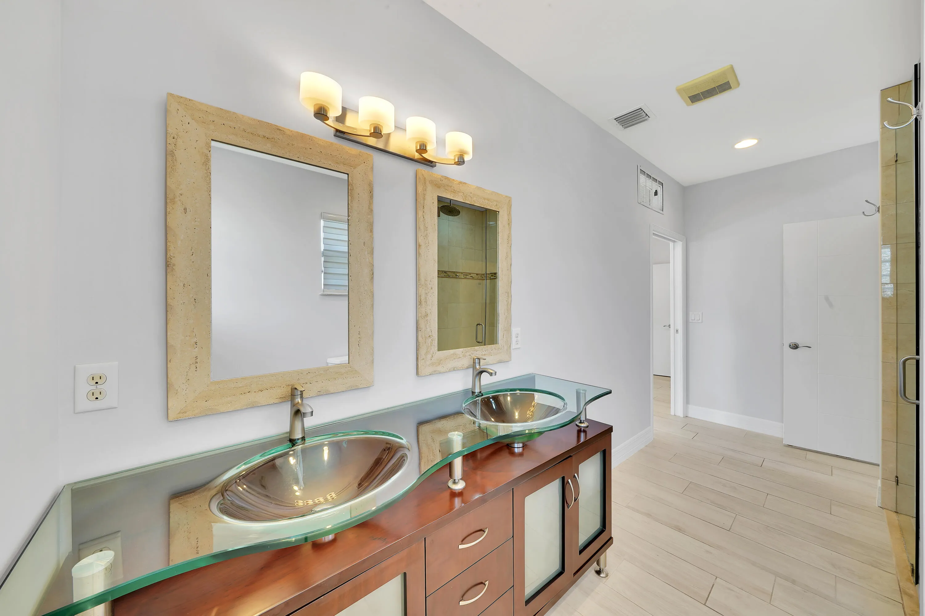 14 Mastr Bathroom (4)
