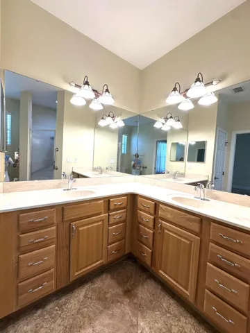 Double sinks in ensuite master bathroom