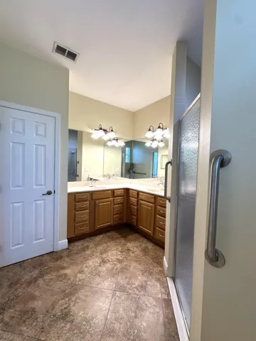 Spacious ensuite master bathroom