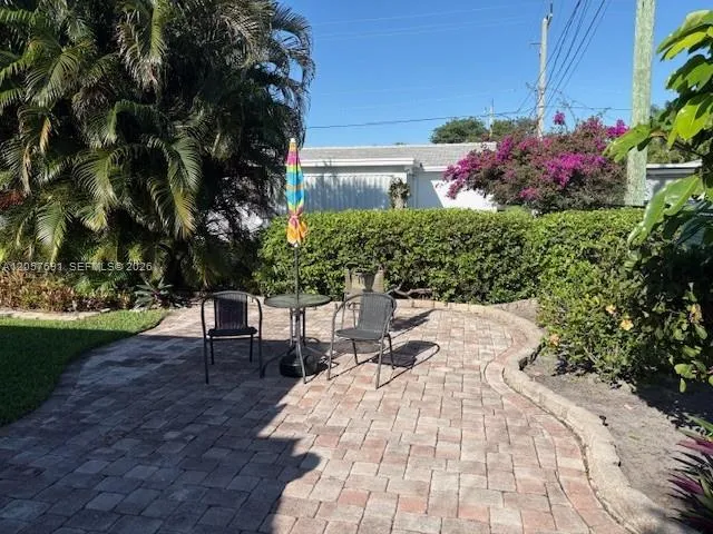 Lush back patio with pavers