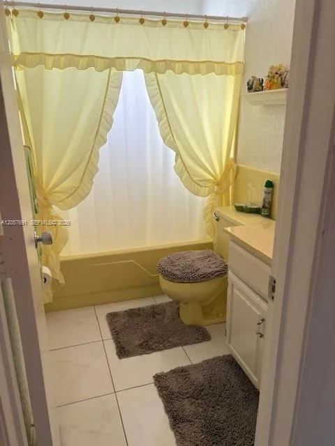 Very clean and well maintained original bathroom