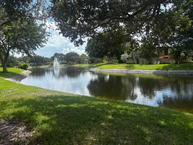 GARDEN & LAKES NEAR BY