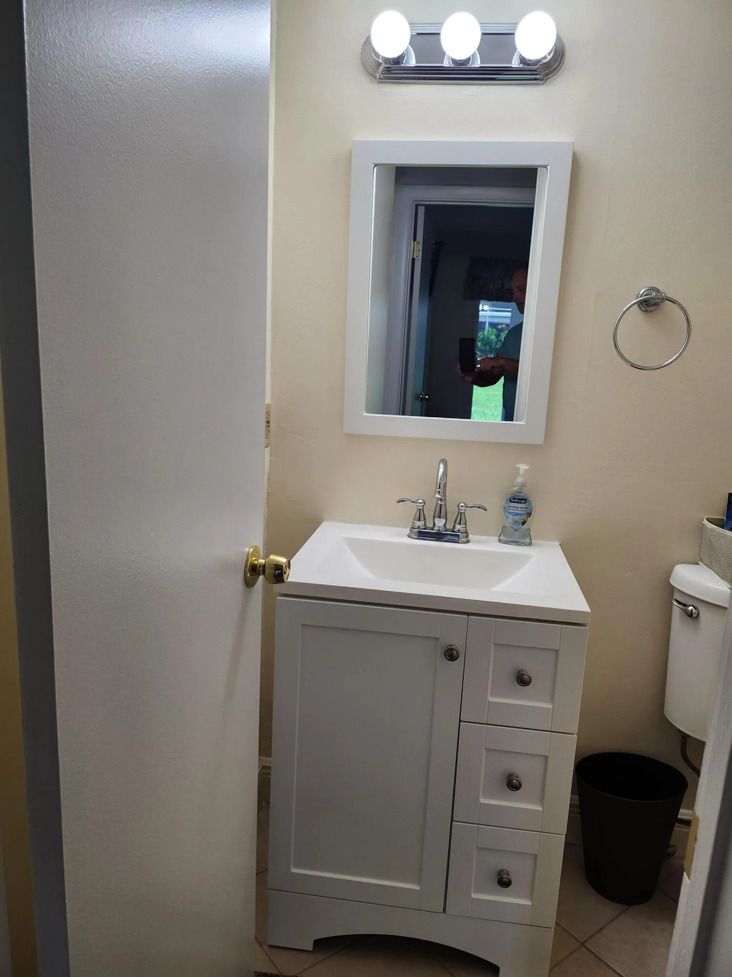 74 Newport E Deerfield half bath